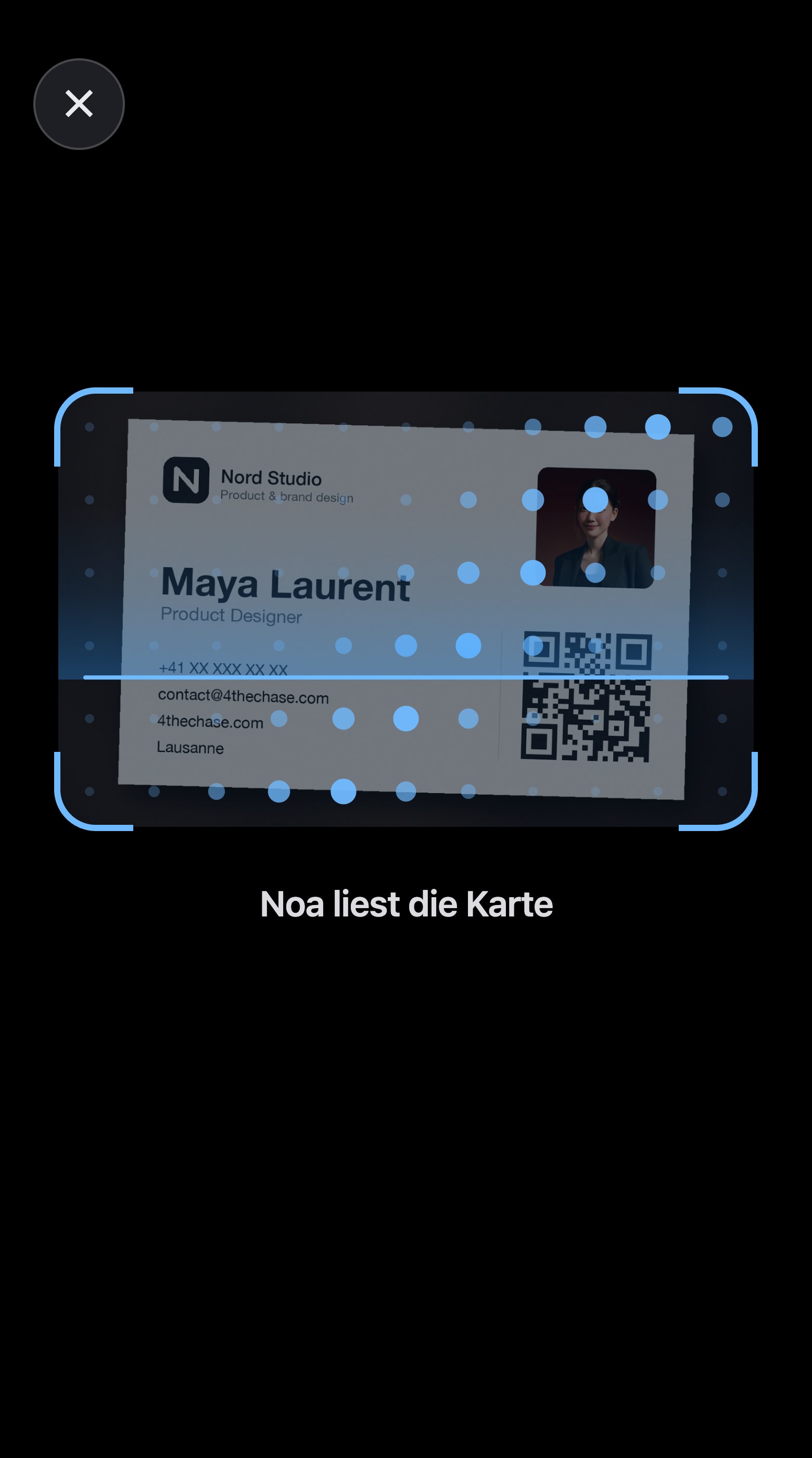Die Visitenkarte wird gelesen: Lichtpunkte wandern über die Karte, während Noa sie liest