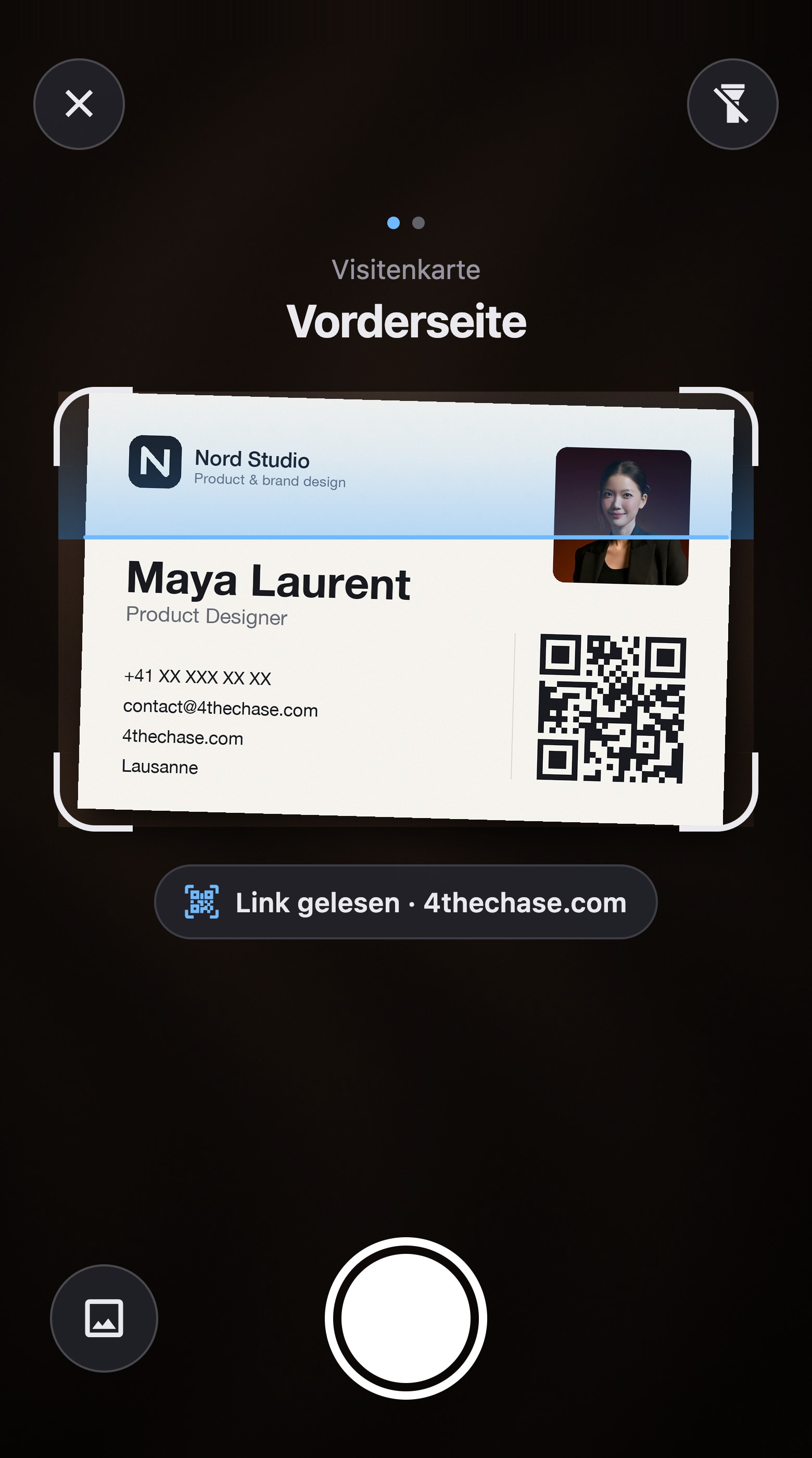 Der Sucher der App: die Visitenkarte von Maya Laurent im Rahmen, ihr QR-Code ist schon gelesen