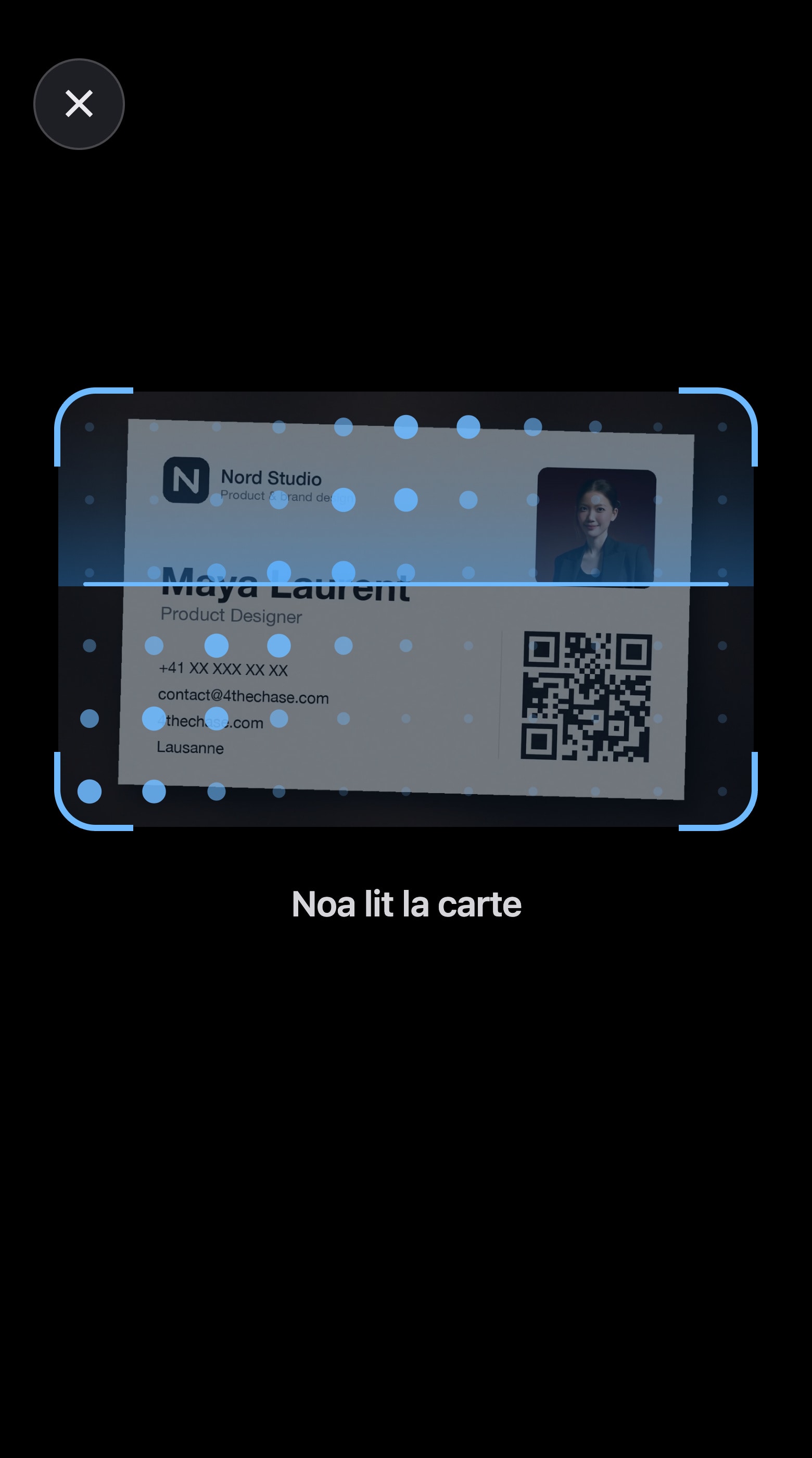 La lecture de la carte : des points lumineux parcourent la carte pendant que Noa la lit