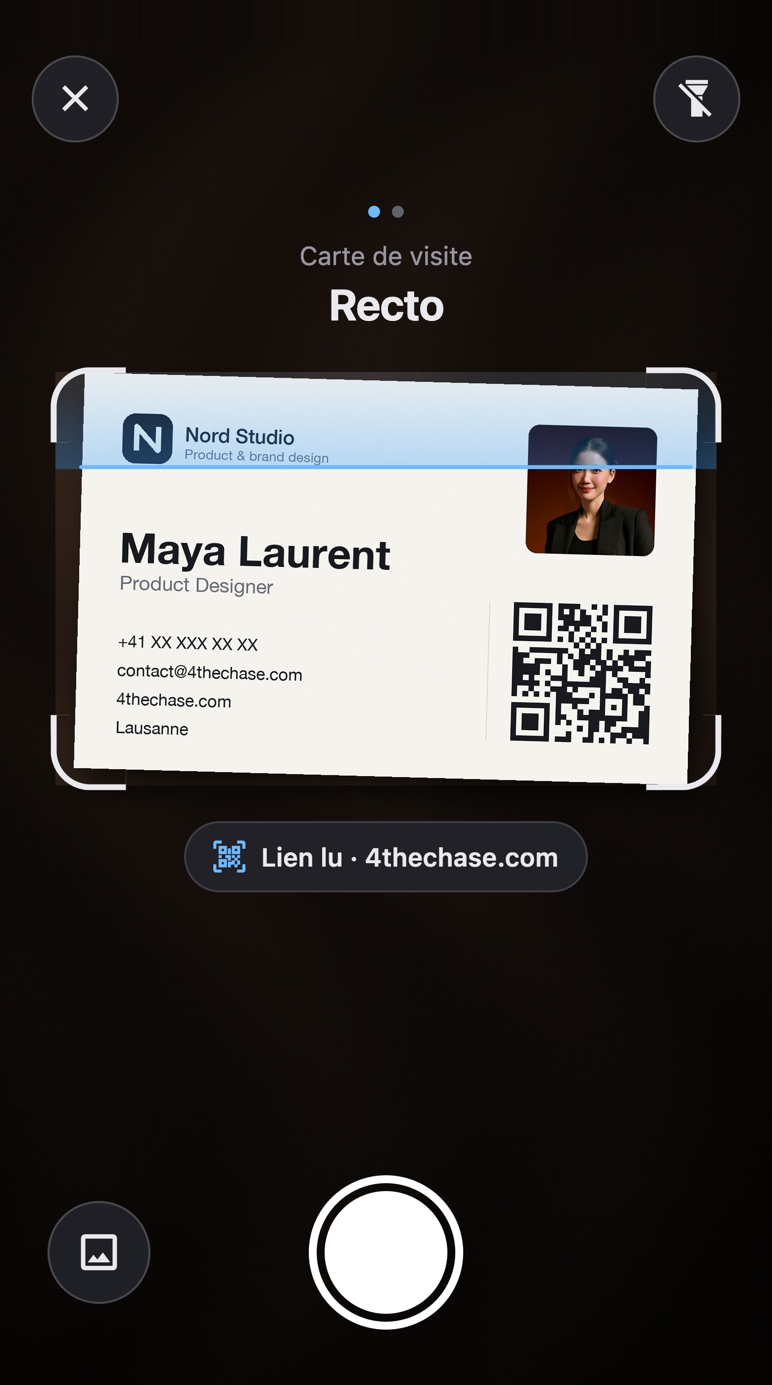 Le viseur de l'app : la carte de visite de Maya Laurent dans le cadre, et son QR code déjà lu